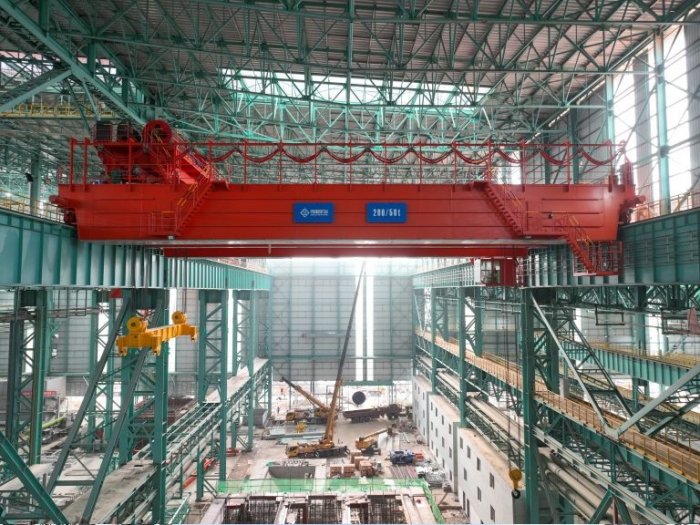 Мостовой траверсный кран грузоподъемностью 200/50 тонн