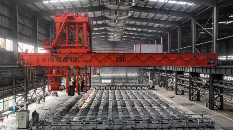 Мостовой кран для штабелирования анодных угольных блоков Henan Mine (Китай)